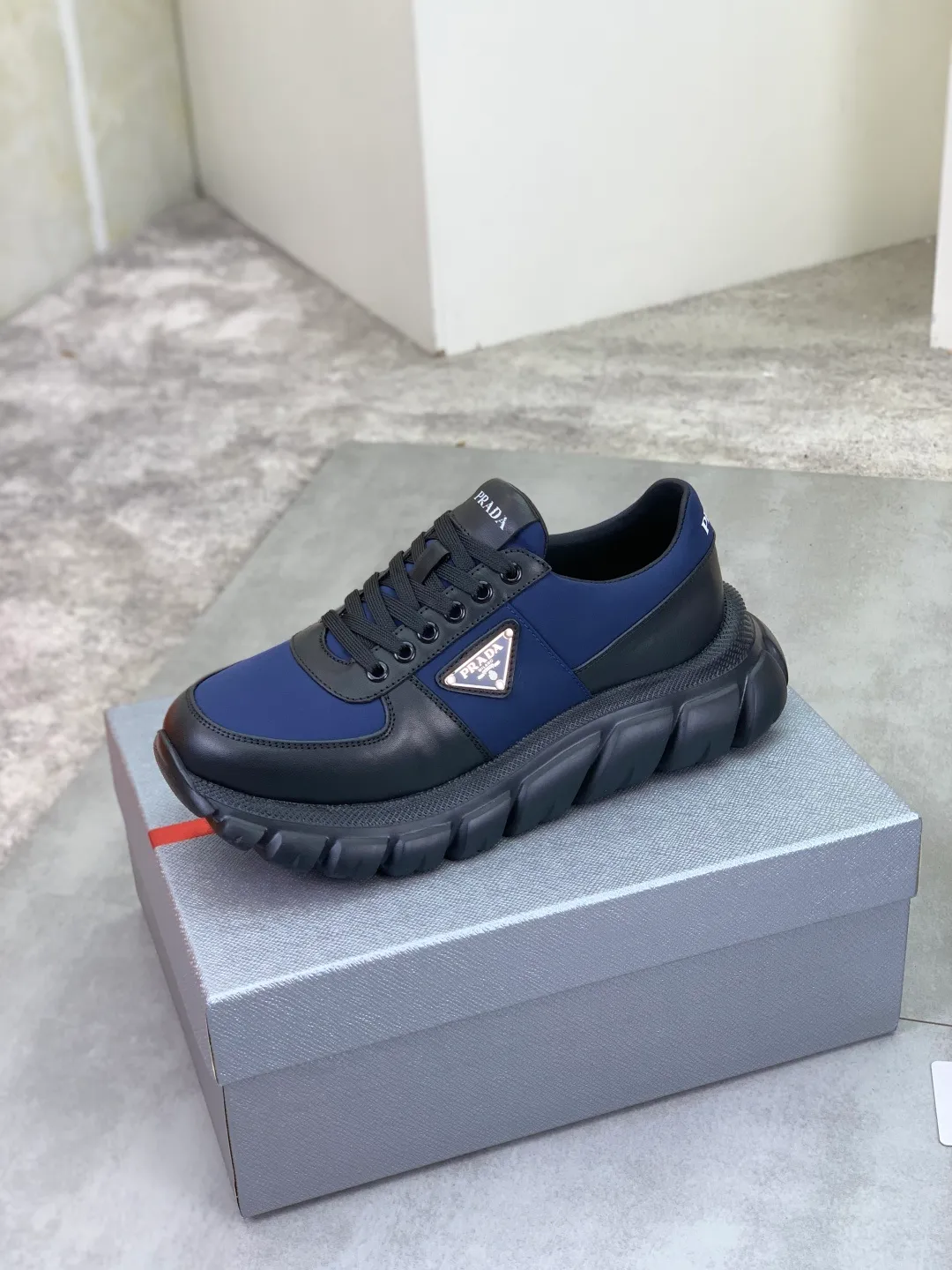 Men's men's shoes 💰P560💰[New style] High version official website popular models are on the market, 🆘 Classic popular models (Prada) are the main popular models, avant-garde and versatile fashion men's shoes private version mold opening, cowhide surface splicing 1:1.. Fashionable and simple, original imported cowhide lining cowhide feet; the atmosphere and personality are more fashionable, eye-catching and pursuing class. It will subvert the old idea and be a must-have for fashion trendsetters with you! Must keep it for yourself! Tall and comfortable, large and low, high-end quality workmanship. Code number: 38-44 (45 46 customized) 4️⃣ colors available.